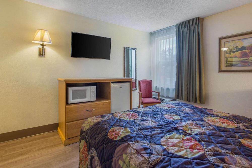 Queen Room - Accessible/Nonsmoking interior